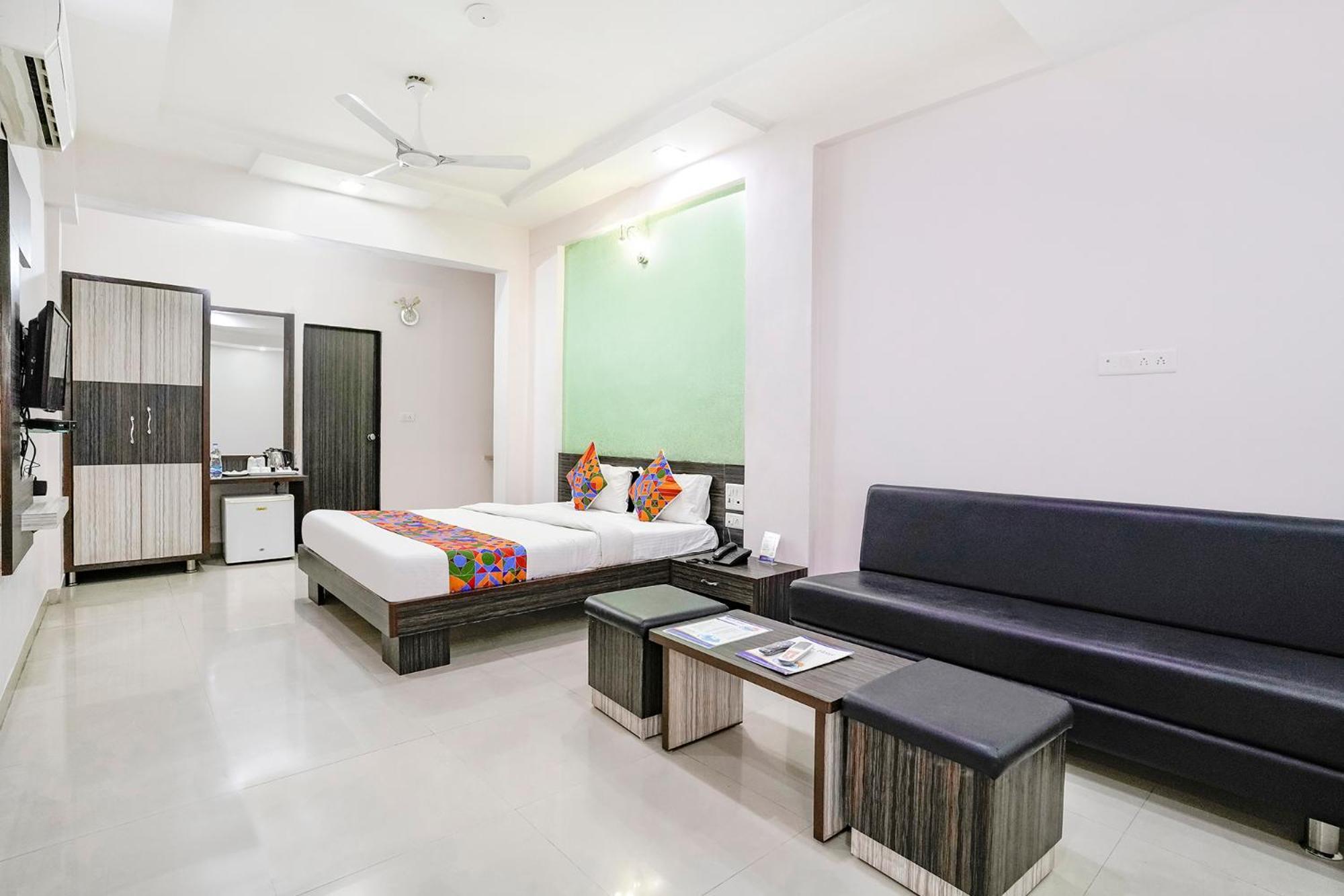 Fabhotel Skylon, Near Mahatma Mandir Gandhinagar Exteriör bild