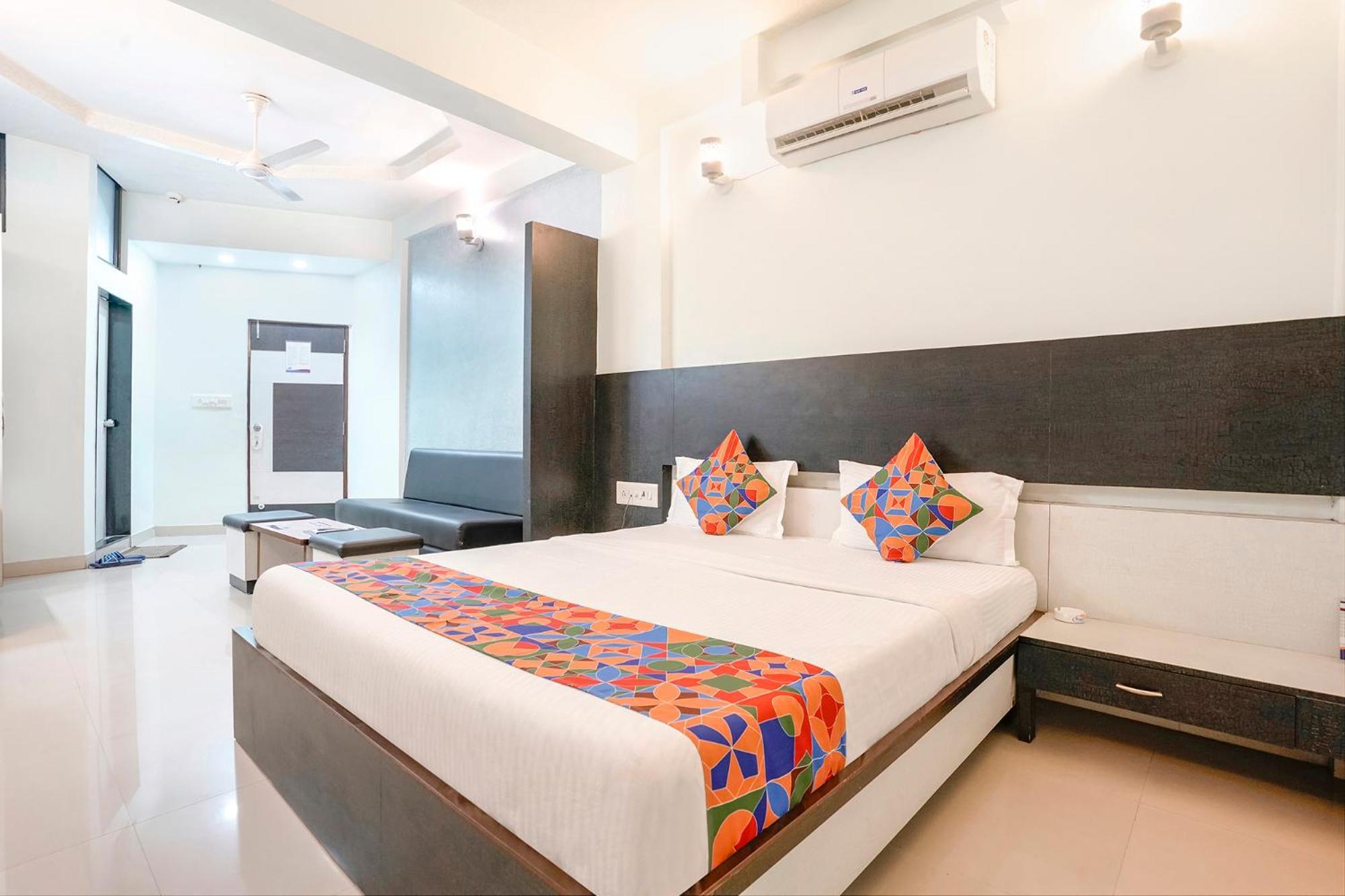 Fabhotel Skylon, Near Mahatma Mandir Gandhinagar Exteriör bild