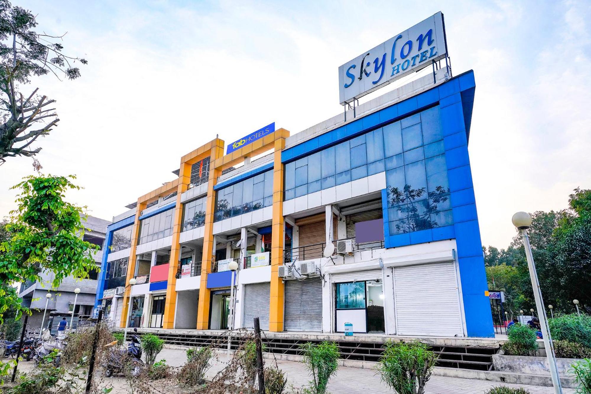 Fabhotel Skylon, Near Mahatma Mandir Gandhinagar Exteriör bild