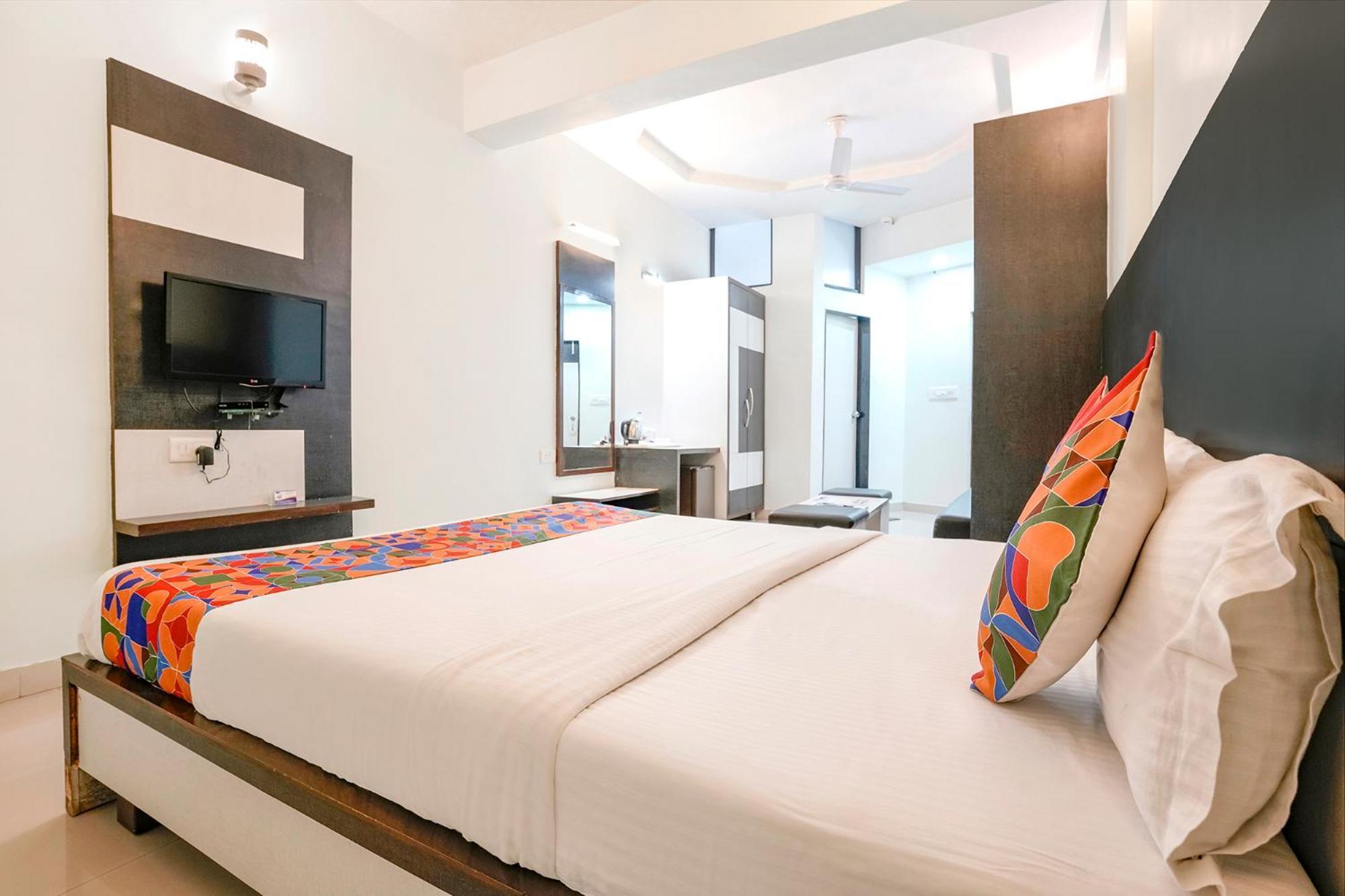 Fabhotel Skylon, Near Mahatma Mandir Gandhinagar Exteriör bild
