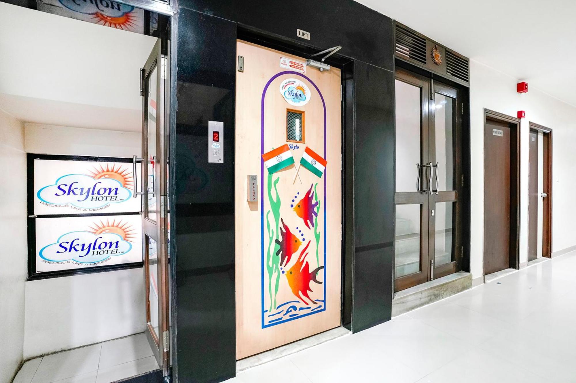 Fabhotel Skylon, Near Mahatma Mandir Gandhinagar Exteriör bild